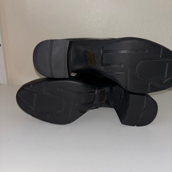 Black Heeled Boots with Glossy Patent Finish - Picture 4 of 9